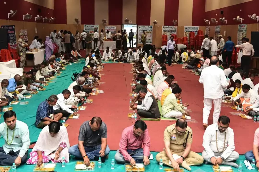 सेवा संकल्प अभियान के तहत ‘नेवता भोज’ का आयोजन
बैगा पुजारियों, जनप्रतिनिधियों एवं अधिकारियों ने साथ बैठकर किया सामूहिक भोज।
#मेरेसपनोंकाभारत #MereSapnoKaBharat
#सेवा_संकल्प_अभियान #सेवा_की_कहानी #SevaSankalpAbhiyan