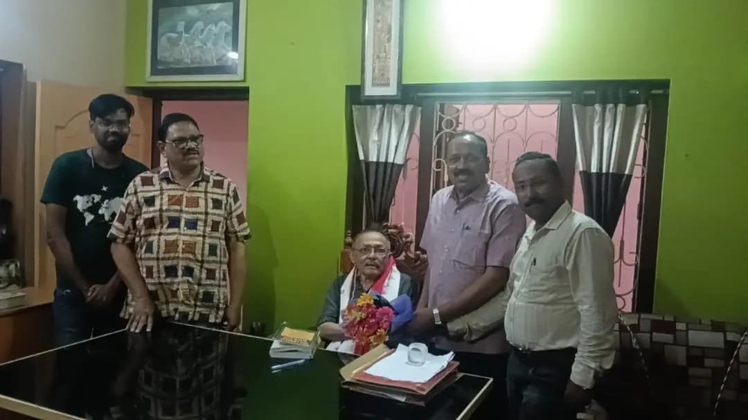 ଅସୁସ୍ଥ ବରିଷ୍ଠ ଆଇନଜୀବୀଙ୍କୁ ଭେଟିଲେ କଟକ ମେୟର, ନେଲେ ସ୍ୱାସ୍ଥ୍ୟାବସ୍ଥାର ଖବର