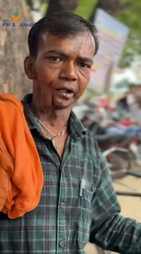 सफलता की कहानी
प्रधानमंत्री स्वनिधि योजना से कैलाश कछावा के फूलों के व्यवसाय को मिला आर्थिक संबल
नीमच, 23 सितंबर 2026। प्रधानमंत्री स्वनिधि योजना छोटे एवं फुटकर व्यवसायियों के लिए आर्थिक संबल का माध्यम बन रही है। योजना के तहत प्राप्त ऋण से हितग्राही अपने व्यवसाय को आगे बढ़ाने के साथ परिवार की आर्थिक स्थिति में सुधार ला रहे हैं।
मनासा तहसील निवासी श्री कैलाश कछावा फूलों से माला बनाने का व्यवसाय करते हैं। उन्होंने बताया कि व्यवसाय को आगे बढ़ाने के लिए उन्होंने नगर पंचायत के माध्यम से प्रधानमंत्री स्वनिधि योजना के अंतर्गत 10 हजार रुपये के ऋण के लिए आवेदन किया, जिसे स्वीकृत कर उन्हें ऋण राशि प्राप्त हुई।
श्री कछावा ने बताया कि ऋण से मिली राशि से उन्होंने फूलों की माला बनाने के व्यवसाय के लिए आवश्यक सामग्री जुटाई और व्यवसाय को सुचारू रूप से संचालित करने में मदद मिली। इससे उनके व्यवसाय में वृद्धि हुई और आय बढ़ने के साथ परिवार की आर्थिक स्थिति में भी सुधार आया। योजना से मिले सहयोग ने उनका आत्मविश्वास बढ़ाया तथा छोटे व्यवसाय को विस्तार देने का अवसर प्रदान किया।
श्री कैलाश कछावा ने प्रधानमंत्री स्वनिधि योजना के माध्यम से मिले आर्थिक सहयोग के लिए प्रधानमंत्री श्री नरेंद्र मोदी एवं मुख्यमंत्री डॉ. मोहन यादव के प्रति आभार व्यक्त करते हुए धन्यवाद ज्ञापित किया।
CM Madhya Pradesh
Jansampark Madhya Pradesh
#PM_SVANidhi #स्वनिधि_योजना #Neemuch #Manasa