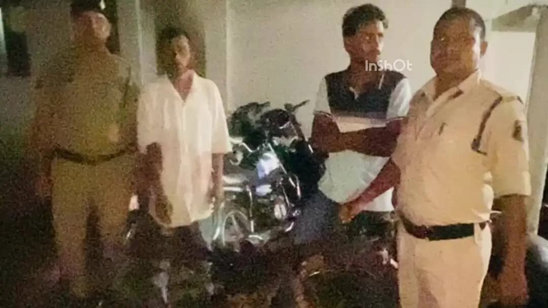बिलासपुर: सकरी में घर के बाहर खड़ी बाइक चोरी, पुलिस ने दो आरोपियों को गिरफ्तार कर चोरी की प्लेटिना बाइक बरामद की