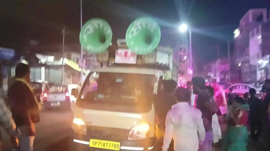 गाजे-बाजे के साथ निकली गणपति विसर्जन यात्रा, भावुक हुए श्रद्धालु
इटावा में जगह-जगह गूंजा ‘गणपति बप्पा मोरया, अगली बरस तू