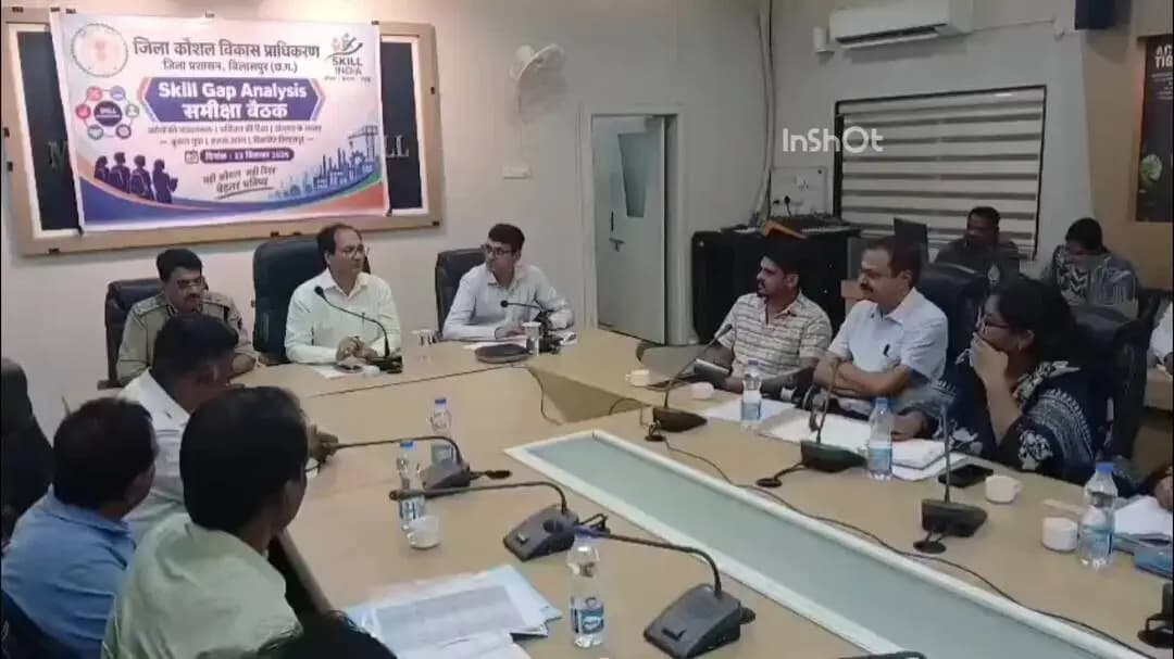 बिलासपुर: उद्योगों की जरूरत के अनुसार युवाओं को प्रशिक्षण मिले, रोजगार के अवसर बढ़ें: कलेक्टर के निर्देश