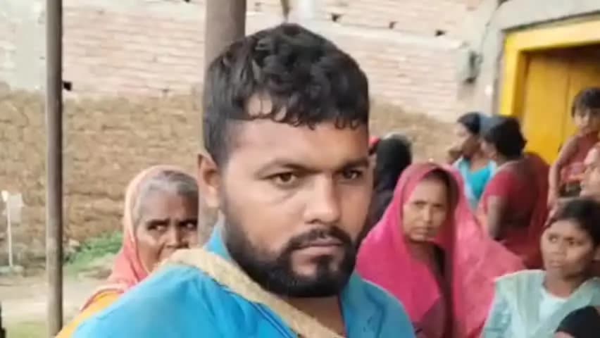रामगढ़ चौक: शादीशुदा प्रेमिका से मिलने पहुंचे प्रेमी को ग्रामीणों ने पकड़ा, खंभे से बांधा; पुलिस ने मौके पर पहुंचकर दोनों को छुड़ाया