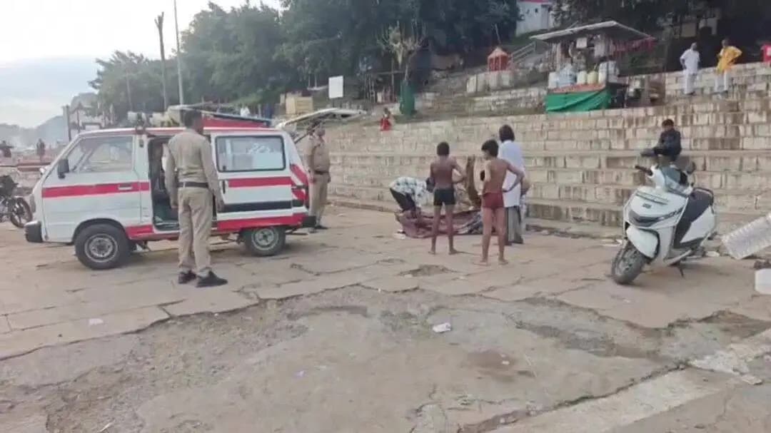जबलपुर: एमपी के ग्वारीघाट पर बुजुर्ग ने तड़पकर तोड़ा दम, घाट पर छोड़कर चले गए थे परिजन