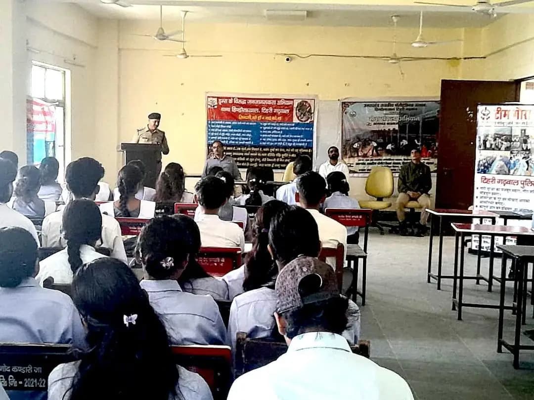 टिहरी: हिन्डोलाखाल पॉलीटेक्निक में पुलिस ने साइबर अपराध और नशे के खिलाफ किया जागरूक