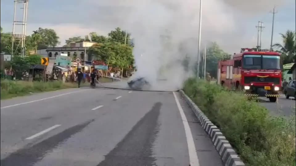 নগাঁও: নগাঁৱৰ পুৰণিগুদামত পুৱাই সংঘটিত ভয়ংকৰ দূৰ্ঘটনা,ভয়ংকৰ দূৰ্ঘটনাত পতিত হৈ দাউ দাউকৈ জ্বলি উঠিল কিয়া বাহন