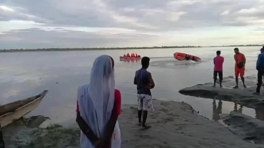 উত্তৰ লক্ষীমপুৰ: সোঁৱণশিৰি নৈৰ ঘাগৰ ঘাটত উটি যোৱা দুই ভাতৃৰ আজি চতুৰ্থ দিনাও ওলোৱা নাই সন্ধান,
SDRF আৰু NDRF ৰ অভিযান অব্যাহত