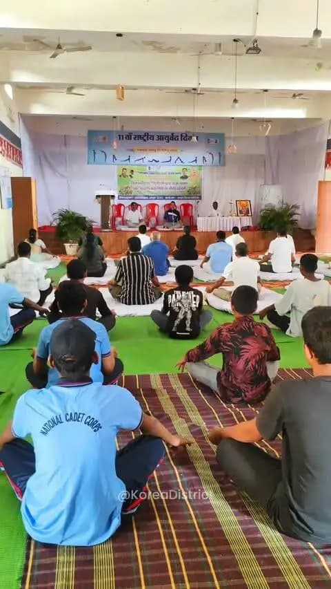 सेवा संकल्प अभियान’ के तहत जिलास्तरीय आयुष स्वास्थ्य मेला एवं योग जनजागरूकता शिविर
बैकुण्ठपुर के सांस्कृतिक भवन में आयोजित निःशुल्क आयुष स्वास्थ्य मेले में नागरिकों को योग, ध्यान एवं आयुर्वेद के माध्यम से स्वस्थ जीवनशैली अपनाने के लिए जागरूक किया गया।
🧘♀️ योग एवं प्राणायाम का अभ्यास
🏥 निःशुल्क स्वास्थ्य जांच एवं औषधि वितरण
🌱 औषधीय पौधों की प्रदर्शनी
📖 आयुर्वेद के महत्व पर जनजागरूकता
कलेक्टर श्रीमती रोक्तिमा यादव ने नागरिकों से स्वस्थ तन के लिए योग, मन की शांति के लिए ध्यान और बेहतर जीवन के लिए आयुर्वेद को दैनिक जीवन में शामिल करने का आह्वान किया।
‘स्वस्थ भविष्य के लिए आयुर्वेद’ की थीम के साथ आयोजित इस कार्यक्रम में बड़ी संख्या में नागरिकों,
#सेवा_संकल्प_अभियान #SevaSankalpAbhiyan #SevaSankalp #JanSeva #JanBhagidari