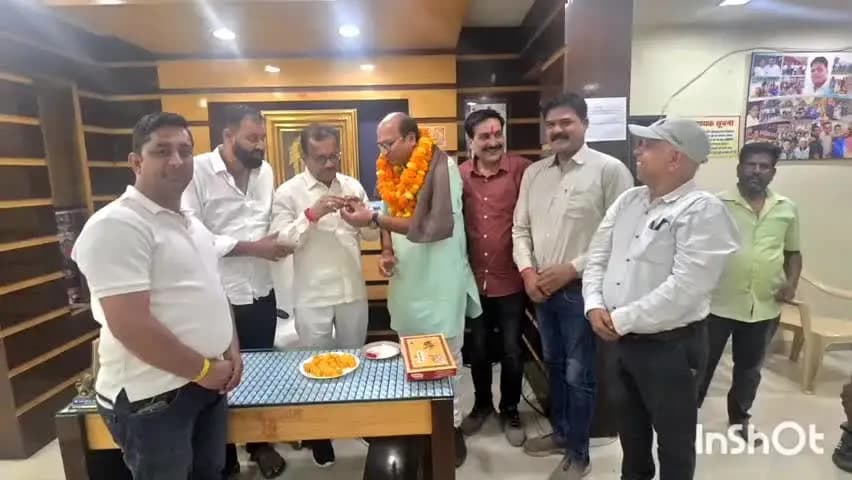 डोलरिया: विधायक विजयपाल सिंह ने भाग्यश्री लॉज में किसान मोर्चा सोहागपुर के सह कोषाध्यक्ष को जन्मदिन की शुभकामनाएं दीं