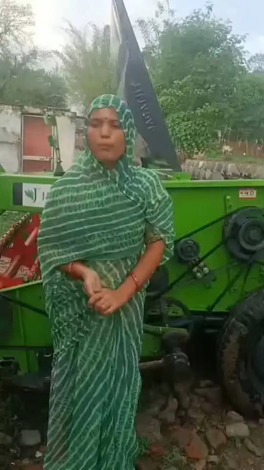 स्व-सहायता समूह से जुड़कर पूर्वा सिंह बनीं आत्मनिर्भर
---
#सतना जिले के सोहावल विकासखंड की ग्राम पंचायत गुलुआ की पूर्वा सिंह ने स्व-सहायता समूह से जुड़कर आत्मनिर्भरता की दिशा में महत्वपूर्ण कदम बढ़ाया है। वर्ष 2019 में गठित जनजागृति स्व-सहायता समूह की अध्यक्ष के रूप में पूर्वा समूह की गतिविधियों का नेतृत्व कर रही हैं।
स्व-सहायता समूह से जुड़कर आज पूर्वा सिंह ₹1.50 लाख की वार्षिक आय अर्जित कर रही हैं। उनकी सफलता ग्रामीण महिलाओं के आर्थिक सशक्तिकरण और आत्मनिर्भरता की प्रेरक मिसाल है।
Chief Minister, MP
Dr Mohan Yadav
#SevaSankalpAbhiyan
#सेवा_संकल्प_अभियान
#JansamparkMP