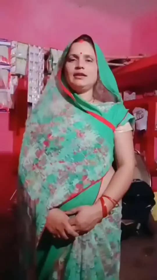 स्व-सहायता समूह से जुड़कर उर्मिला बनीं आत्मनिर्भर 🌸
#सतना जिले के मझगवां विकासखंड की ग्राम पंचायत पगार खुर्द की उर्मिला साहू ने स्व-सहायता समूह से जुड़कर आत्मनिर्भरता की नई राह बनाई है। वर्ष 2019 में गठित राधा कृष्ण आजीविका स्व-सहायता समूह की अध्यक्ष के रूप में कार्य करते हुए उर्मिला संकुल में सचिव की जिम्मेदारी भी निभा रही हैं।
समूह से जुड़कर उर्मिला आज लगभग ₹1.5 लाख की वार्षिक आय अर्जित कर रही हैं। उनका यह सफर ग्रामीण महिलाओं के आर्थिक सशक्तिकरण और आत्मनिर्भरता की प्रेरक मिसाल है।
#JansamparkMP
Chief Minister, MP
Dr Mohan Yadav
#सेवा_संकल्प_अभियान
#SevaSankalpAbhiyan