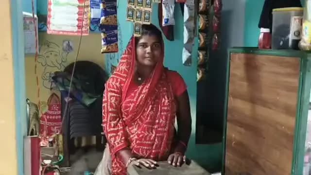 सुलोचना साकेत बनीं आत्मनिर्भर
सतना जिले की ग्राम पंचायत हिरौंदी की सुलोचना साकेत गुलाब आजीविका स्व-सहायता समूह की सचिव और लखपति सीआरपी के रूप में आत्मनिर्भरता की मिसाल पेश कर रही हैं। प्रगति सी.एल.एफ. से जुड़कर सुलोचना साकेत आज आजीविका गतिविधियों का संचालन कर रही हैं और इससे ₹1 से 2 लाख तक की वार्षिक आय अर्जित कर रही हैं।
#JansamparkMP
Chief Minister, MP
Dr Mohan Yadav
#सेवा_संकल्प_अभियान
#SevaSankalpAbhiyan