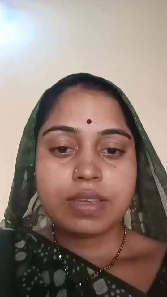 स्व-सहायता समूह से जुड़कर निशा बनीं आत्मनिर्भर
-----
#सतना जिले की ग्राम पंचायत पवैया की निशा सिंह ने जय बालाजी स्व-सहायता समूह की अध्यक्ष के रूप में आत्मनिर्भरता की मिसाल पेश की है। 1 मई 2023 को गठित समूह से जुड़कर निशा सिंह आज कियोस्क का संचालन कर रही हैं और इससे ₹1 से 1.5 लाख तक की वार्षिक आय अर्जित कर रही हैं।
स्व-सहायता समूहों से जुड़कर ग्रामीण महिलाएं आर्थिक रूप से सशक्त बन रही हैं और आत्मनिर्भरता की नई राह तैयार कर रही हैं।
Chief Minister, MP
Dr Mohan Yadav
#SevaSankalpAbhiyan
#सेवा_संकल्प_अभियान
#JansamparkMP