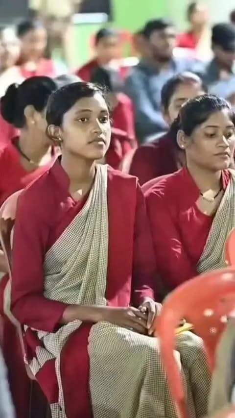 गरियाबंद के इंडोर स्टेडियम में आयोजित “युवा उड़ान 2026” कार्यक्रम में सम्मिलित होकर प्रतिभावान युवाओं का सम्मान किया। कार्यक्रम में छत्तीसगढ़ युवा आयोग के अध्यक्ष श्री विश्व विजय सिंह तोमर, विधायक श्री रोहित साहू एवं जिला पंचायत अध्यक्ष श्री गौरीशंकर कश्यप की गरिमामयी उपस्थिति रही।
इस अवसर पर कलेक्टर श्री रणबीर शर्मा एवं पुलिस अधीक्षक श्री वेदव्रत सिरमौर ने युवाओं से संवाद कर अपने अनुभव साझा किए और उन्हें उज्ज्वल भविष्य के लिए प्रेरित किया।
युवा उड़ान केवल एक कार्यक्रम नहीं, बल्कि युवाओं की प्रतिभा, क्षमता और सपनों को नई दिशा देने की सार्थक पहल है।
#युवा_उड़ान_2026 #सेवा_संकल्प_अभियान #युवा_शक्ति #gariyaband