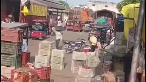 कायमगंज: कायमगंज मंडी में कश्मीर से रोज 4-5 ट्रक सेब की आवक, केला-अमरूद से भी सस्ता हुआ सेब, बढ़ी ग्राहकों की भीड़