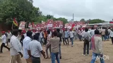 रायबरेली: शहर के GIC मैदान में जेल में रहते हुए आरपी यादव के समर्थकों का उमड़ा जनसैलाब, हाथों में पोस्टर लेकर पहुंचे जनसभा स्थल