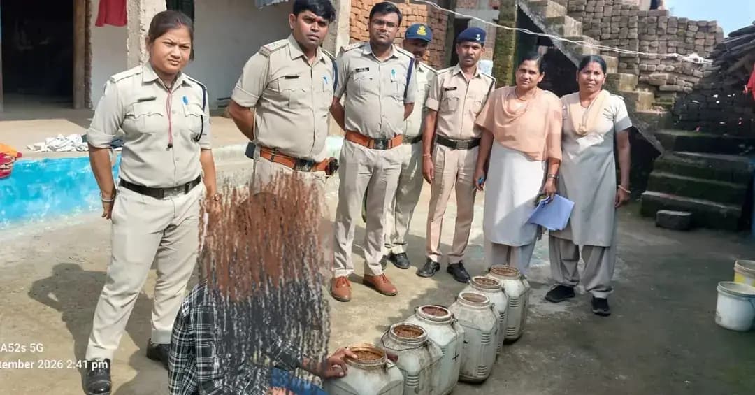⏩अवैध मदिरा के विरुद्ध की गई कार्रवाई
⏩38 लीटर हाथ भट्टी मदिरा एवं 210 किलो महुआ लाहन जप्त, 7 प्रकरण दर्ज
⏩ कलेक्टर श्रीमती राखी सहाय के निर्देशानुसार जिले में अवैध मदिरा के विनिर्माण, संग्रहण, विक्रय एवं परिवहन पर प्रभावी नियंत्रण के लिए आबकारी विभाग द्वारा लगातार कार्रवाई की जा रही है। शासन के राजस्व हित, जनस्वास्थ्य एवं लोकहित को ध्यान में रखते हुए चलाए जा रहे विशेष अभियान के तहत गत दिनों आबकारी विभाग की टीम ने वृत्त उमरिया के विभिन्न ग्रामों में कार्रवाई की।
⏩जिला आबकारी अधिकारी ममता अहिरवार के मार्गदर्शन में ग्राम तामन्नारा, हर्रवाह, बिलासपुर एवं बिरसिंहपुर में कार्रवाई करते हुए कुल 38 लीटर हाथ भट्टी मदिरा तथा 210 किलोग्राम महुआ लाहन जप्त किया गया। जप्त सामग्री की अनुमानित कीमत लगभग 26 हजार 700 रुपये आंकी गई है।कार्रवाई के दौरान अवैध मदिरा से संबंधित 7 प्रकरणों में विवेचना कर कार्यवाही की जा रही है। कार्रवाई में जिला उड़नदस्ता प्रभारी मोना दुबे, आबकारी उपनिरीक्षक दिनकर सिंह तिवारी, पिंकी हिन्दुजा एवं अमितेष सिंह, मुख्य आरक्षक अवध सिंह बघेल एवं कविता सिंह, आरक्षक विद्या सिंह एवं अंजलि गौतम सहित नगर सैनिक उपस्थित रहे।
@cmmadhyapradesh
@jansamparkmp
@mohdept
<nis:link nis:type=tag nis:id=उमरिया nis:value=उमरिया nis:enabled=true nis:link/>
<nis:link nis:type=tag nis:id=umaria nis:value=umaria nis:enabled=true nis:link/>