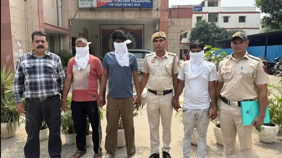 यमुना विहार: वेलकम के झील पार्क में जुआ खेलते 3 लोग पकड़े गए, ₹2,200 नकद और 52 ताश के पत्ते बरामद