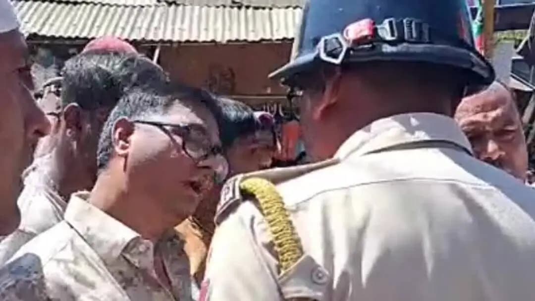 উদারবন্দ: মেরামতের দাবিতে শিলচর শহরে সেণ্ট্রাল রোডে সড়ক অবরোধ,উপস্থিত পুলিশ