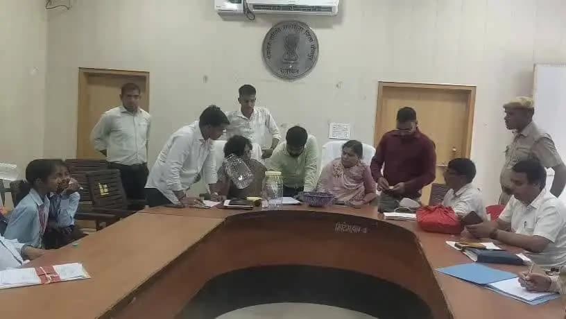 राजाखेड़ा: राजाखेड़ा में पंचायत चुनाव की तैयारी, पंचायत समिति सभागार में 45 ग्राम पंचायतों की लॉटरी निकाली गई