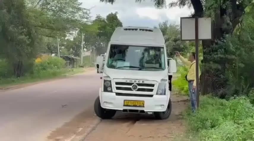महोबा: ग्रेटर नोएडा से महोबा लौटे यात्रियों ने सुनाई बस हादसे की खौफनाक आपबीती