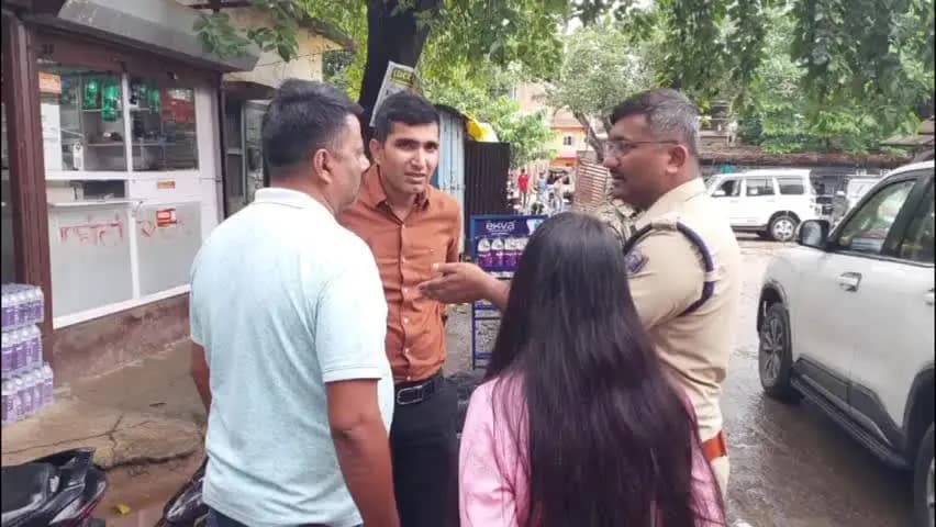 डुमरांव: डुमरांव आधार सेंटर पर छापा, 3 हिरासत में, सेंटर सील; ₹4000 की जगह ₹9070 बरामद, प्रशासन जांच में जुटा