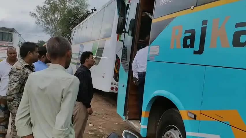 छतरपुर नगर: नोएडा से महोबा चलने वाली राजकपलना बस में आगजनी के बाद छतरपुर में नौगांव रोड पर आरटीओ की कार्रवाई, राजकल्पना ट्रेवल्स की