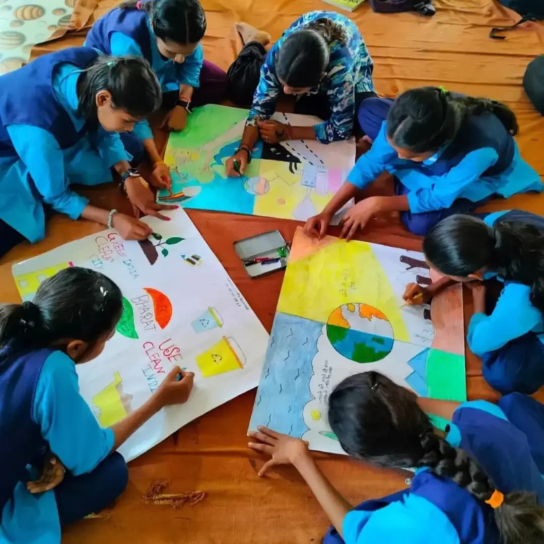 सेवा संकल्प अभियान के अंतर्गत ‘मेरे सपनों का भारत’ कार्यक्रम के तहत विकासखण्ड जैतहरी में चित्रकला प्रतियोगिता का आयोजन किया गया। प्रतियोगिता में विभिन्न विद्यालयों के विद्यार्थियों ने उत्साहपूर्वक सहभागिता की तथा ‘विकसित भारत’ की संकल्पना पर आधारित चित्रों के माध्यम से अपने विचार प्रस्तुत किए।
प्रतियोगिता में विद्यार्थियों ने शिक्षा, स्वास्थ्य, स्वच्छता, पर्यावरण संरक्षण, महिला सशक्तिकरण, किसान कल्याण, आधुनिक तकनीक एवं अधोसंरचना सहित विभिन्न विषयों को चित्रों के माध्यम से अभिव्यक्त किया। विद्यार्थियों ने अपनी कल्पनाशीलता और रचनात्मकता के साथ वर्ष 2047 के विकसित भारत की तस्वीर प्रस्तुत की।
आयोजन का उद्देश्य विद्यार्थियों को देश के विकास की संकल्पना से जोड़ना तथा उन्हें अपनी रचनात्मक सोच को अभिव्यक्त करने के लिए मंच प्रदान करना रहा। प्रतियोगिता के दौरान शिक्षकों एवं संबंधित अधिकारियों ने विद्यार्थियों का उत्साहवर्धन किया।
#सेवा_संकल्प_अभियान
#SevaSankalpAbhiyan
#anuppur
