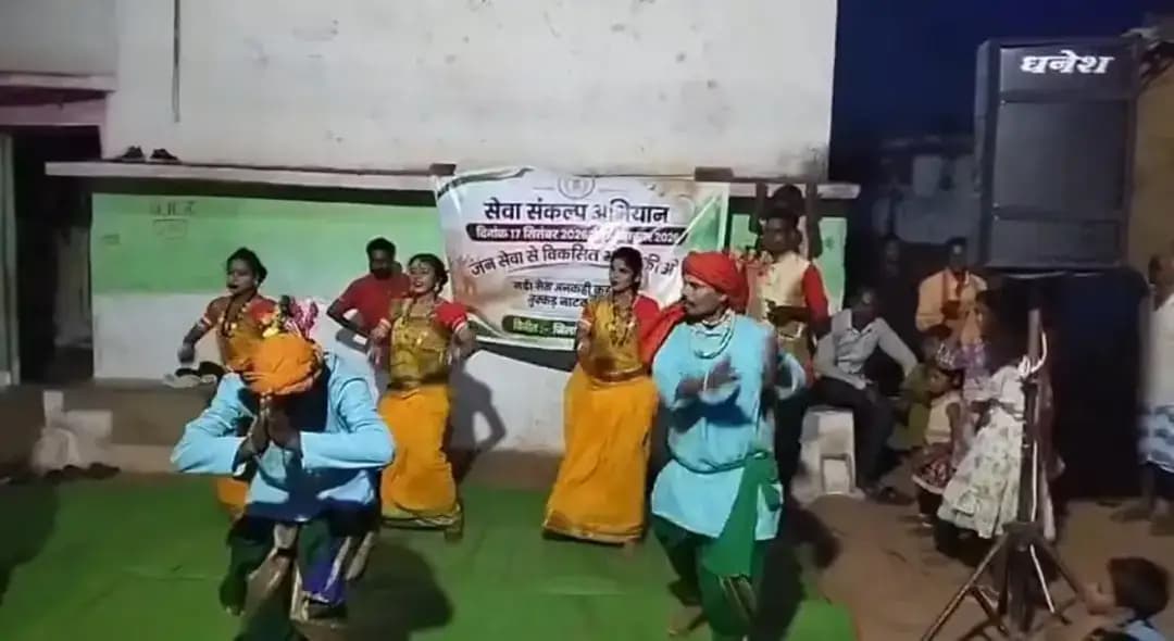 सेवा संकल्प अभियान | सेवा अनकही कहानियां
सेवा संकल्प अभियान के तहत ग्राम पंचायत बिरझापुर, विकासखंड धमधा में ‘सेवा अनकही कहानियां’ नुक्कड़ नाटक का मंचन किया गया।
नुक्कड़ नाटक के माध्यम से सेवा, सुशासन और जनभागीदारी के संदेश को जन-जन तक पहुंचाया गया। कलाकारों ने प्रभावी प्रस्तुति के माध्यम से नागरिकों को जागरूक एवं प्रेरित किया।
सेवा का संकल्प, जनभागीदारी के साथ—विकास की ओर निरंतर कदम।
#सेवा_संकल्प_अभियान #सेवा_अनकही_कहानियां #नुक्कड़_नाटक #जनभागीदारी #सेवा_सुशासन धमधा