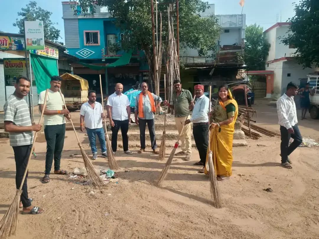 सेवा से स्वच्छता और हरियाली की ओर!
सेवा संकल्प अभियान के तहत धमधा के शासकीय सामुदायिक स्वास्थ्य केंद्र परिसर में वृक्षारोपण एवं स्वच्छता अभियान चलाया गया।
अभियान के दौरान नागरिकों ने अस्पताल परिसर की साफ-सफाई में सहभागिता निभाई और विभिन्न स्थानों पर पौधों का रोपण कर स्वच्छता एवं पर्यावरण संरक्षण का संदेश दिया।
आइए, सेवा और सहभागिता के साथ मिलकर स्वच्छ, सुंदर एवं हरित धमधा का संकल्प लें।
#सेवा_संकल्प_अभियान #SewaSankalpAbhiyaan
#स्वच्छता_ही_सेवा #वृक्षारोपण #पर्यावरण_संरक्षण स्वच्छ_धमधा जनभागीदारी