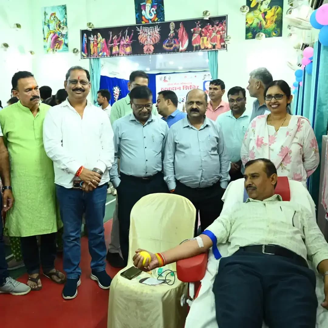 🩸 सेवा संकल्प अभियान के तहत रक्तदान से साकार हुआ ‘सेवा मेरा योगदान’
‘सेवा संकल्प अभियान’ अंतर्गत ‘सेवा मेरा योगदान’ कार्यक्रम के तहत एसईसीएल क्लब, गौतम सदन बैकुंठपुर में जिला स्तरीय स्वैच्छिक रक्तदान शिविर का सफल आयोजन किया गया।
पुलिस अधीक्षक श्री हरीश राठौर, जिला पंचायत सीईओ सहित जनप्रतिनिधियों, अधिकारियों-कर्मचारियों एवं आम नागरिकों ने उत्साहपूर्वक रक्तदान कर मानव सेवा का संदेश दिया।
❤️ 42 रक्तदाताओं ने किया रक्तदान
🩺 43 लोगों की बीपी, शुगर एवं सामान्य जांच
🔬 11 लोगों की टीबी जांच
भारतीय रेडक्रॉस सोसायटी द्वारा रक्तदाताओं को प्रशस्ति पत्र प्रदान कर सम्मानित किया गया। शिविर ने सेवा, सहयोग और संवेदनशीलता की भावना को मजबूत करते हुए ‘सेवा मेरा योगदान’ के संकल्प को सार्थक किया।
#SevaSankalpAbhiyan #SevaMeraYogdan #BloodDonation #KoreaDistrict #humanity