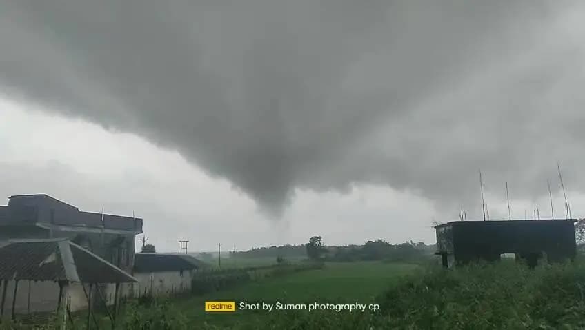 সাঁকরাইল: ঝাড়গ্রামে সাঁকরাইলে হঠাৎ প্রবল ঘূর্ণির পর আতঙ্ক, বড় কোনও ক্ষতি হয়নি