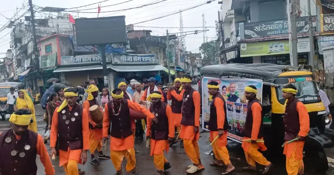 ⏩नमो सेवा (अनकही कहानियां ) के माध्यम से जन जन तक पहुंचाई जा रही है योजनाओ की जानकारी
⏩नुक्कड नाटक के माध्यम से कलाकार दे रहे है प्रस्तुतियां
⏩ सेवा संकल्प अभियान के अंतर्गत नमो सेवा अनकही कहानियां विषय पर नाट्य मंडली के कलाकारों व्दारा जिले के ग्रामो, हाट बाजारो, विद्यालयों एवं अन्य सार्वजनिक स्थानो मे नुक्कड़ नाटक के माध्यम से शासन की योजनाओ की जानकारियां स्थानीय भाषा में दी जा रही है ।
⏩नमो सेवा (अनकही कहानियां ) के माध्यम से देश के प्रधानमंत्री श्री नरेंद्र मोदी के सार्वजनिक जीवन एवं उनके कार्यकाल के दौरान किए गए विभिन्न कार्याे , प्रयासो एवं योजनाओ की जानकारी आम जनों तक पहुंचाने का प्रयास किया जा रहा है। नुक्कड़ नाटक के माध्यम से रेल्वे स्टेशन उमरिया, गांधी चौक एवं एक्सीलेंस विद्यालय सहित ग्राम मजमानी कला व आकाशकोट में विभिन्न योजनाओ एवं जन कल्याणकारी कार्याे की नाट्य प्रस्तुतियां कलाकारों व्दारा आम जन तक पहुंचाई जा रही है। यह गतिविधियां सेवा संकल्प अभियान के दौरान शहरी व ग्रामीण क्षेत्रो में जारी रहेगी। कलाकारो व्दारा विषय वस्तु को सहज एवं प्रभावी ढंग से आम जनों तक पहुंचाया जा रहा है।
@CMMadhyaPradesh
@JansamparkMP
<nis:link nis:type=tag nis:id=सेवा_संकल्प_अभियान nis:value=सेवा_संकल्प_अभियान nis:enabled=true nis:link/> <nis:link nis:type=tag nis:id=sevasankalpabhiyan nis:value=SevaSankalpAbhiyan nis:enabled=true nis:link/> <nis:link nis:type=tag nis:id=ashirwadkadiya nis:value=AshirwadKaDiya nis:enabled=true nis:link/>
<nis:link nis:type=tag nis:id=उमरिया nis:value=उमरिया nis:enabled=true nis:link/>
<nis:link nis:type=tag nis:id=umaria nis:value=umaria nis:enabled=true nis:link/>