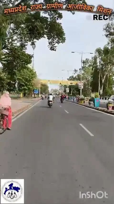 #सेवा_संकल्प_अभियान- सेवा की कहानी*
🔸ग्राम लालपुर की ललिता धौलपुरिया ने जन सेवा केंद्र खोलकर रचा आत्मनिर्भरता का आदर्श; सेवा संकल्प अभियान की जीवंत मिसाल**
उज्जैन, 24 सितंबर। उज्जैन जनपद के ग्राम लालपुर की रहने वाली ललिता धौलपुरिया आज गांव में ही एमपी ऑनलाइन जन सेवा केंद्र सफलतापूर्वक संचालित कर रही हैं और घर बैठे मासिक 15 से 20 हजार रुपये की आय अर्जित कर रही हैं। उनकी यह सफलता प्रधानमंत्री आजीविका मिशन तथा सेवा संकल्प अभियान की उस भावना का जीवंत उदाहरण है, जिसके तहत ग्रामीण महिलाओं को स्थानीय स्तर पर सेवा, स्वरोजगार और डिजिटल सुशासन से जोड़ा जा रहा है।
ललिता ने पहले आजीविका के लिए कई दिशाओं में प्रयास किए, किंतु कहीं स्थायी सफलता नहीं मिली। अंततः वे प्रधानमंत्री आजीविका मिशन से जुड़ीं। मिशन के माध्यम से उन्हें जन सेवा केंद्र खोलने के लिए मार्गदर्शन, आवश्यक संसाधन तथा समूह ऋण उपलब्ध कराया गया। इसी सहयोग से उनका सपना साकार हुआ और गांव में ही जन सेवा केंद्र प्रारंभ हो सका।
🔸आज यह केंद्र ग्रामीणों के लिए विभिन्न ऑनलाइन सेवाओं का सुगम द्वार बना हुआ है। ललिता घर बैठे सम्मानजनक आय कमा रही हैं और साथ ही अपने गांववासियों को सरकारी तथा डिजिटल सेवाएं उपलब्ध करा रही हैं। उन्होंने कहा कि आजीविका मिशन से जुड़ने के कारण उनका जन सेवा केंद्र खोलने का सपना पूरा हुआ। इस मिशन को चलाने के लिए वे प्रधानमंत्री जी का आभार व्यक्त करती हैं।
🔸यह सफलता सेवा संकल्प अभियान से भी सीधे जुड़ी हुई है। अभियान का उद्देश्य अंतिम छोर तक जनसेवा पहुंचाना, शिकायतों-आवश्यकताओं का निराकरण करना और ग्रामीण क्षेत्रों में स्वरोजगार के माध्यम से आत्मनिर्भरता बढ़ाना है। ललिता का जन सेवा केंद्र ठीक उसी संकल्प को गांव के स्तर पर चरितार्थ कर रहा है—नागरिकों को घर-गांव के पास सेवा, महिलाओं को आय का स्थायी साधन और डिजिटल शासन को जमीनी पहुंच।
जिला प्रशासन का मानना है कि आजीविका मिशन से जुड़ी ऐसी सफलताओं को सेवा संकल्प अभियान के अंतर्गत व्यापक रूप से प्रचारित किया जाना चाहिए, ताकि अन्य ग्रामीण महिलाएं भी समूह ऋण, कौशल और स्थानीय सेवा केंद्रों के माध्यम से आत्मनिर्भर बनने के लिए प्रेरित हों।
ललिता धौलपुरिया की यह कहानी सिद्ध करती है कि सही योजना, सामूहिक सहयोग और संकल्प के साथ गांव की महिलाएं भी अपने पैरों पर खड़ी हो सकती हैं और पूरे समुदाय की सेवा कर सकती हैं।
CM Madhya Pradesh
Collector Office Ujjain
Jansampark Madhya Pradesh
JDjansampark Ujjain
Ujjain Commissioner