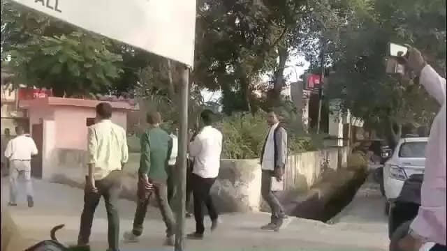 शामली: शामली में खनन अधिकारी और बाबू को ₹85 हजार की रिश्वत लेते रंगे हाथों गिरफ्तार, घर व कार्यालय से ₹71 लाख कैश मिला