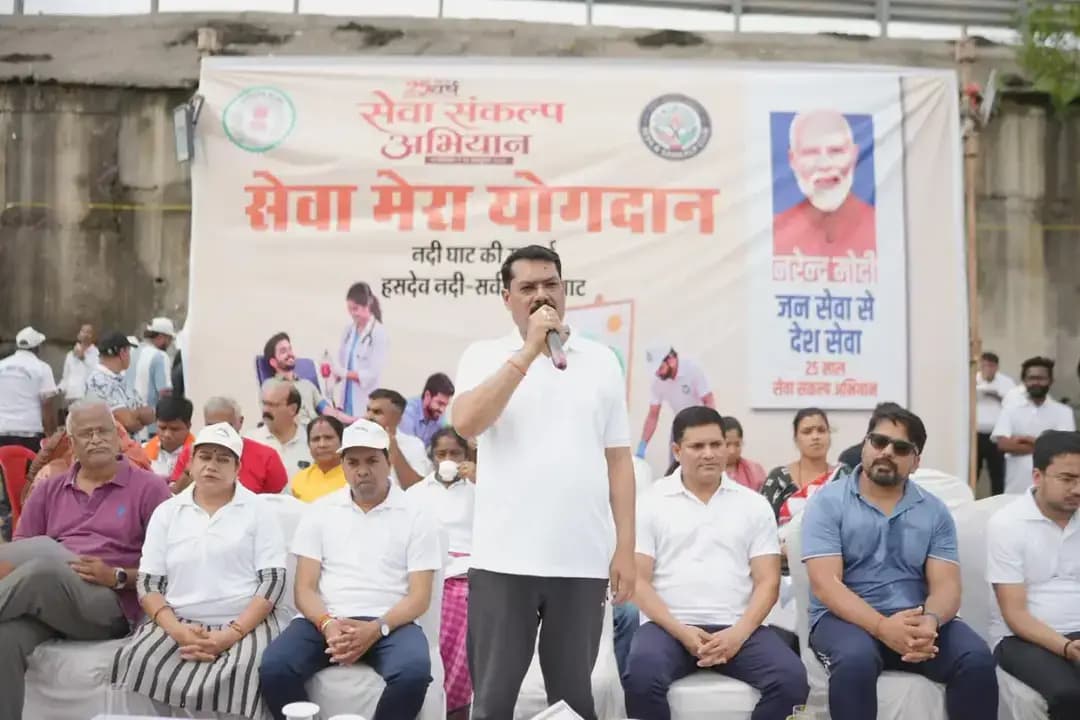 मुख्य अतिथि श्री गोपाल मोदी ने कहा कि ‘सेवा संकल्प अभियान’ के तहत ‘सेवा मेरा योगदान’ में सभी का एक साथ आना और नदी घाट की सफाई करना जनभागीदारी की सकारात्मक मिसाल है।
कार्यक्रम के दौरान स्वच्छता के क्षेत्र में उत्कृष्ट कार्य करने वाली ‘स्वच्छता दीदियों’ को सम्मानित किया गया।
सभी लोगों ने स्वच्छता की शपथ लेकर अपने आसपास के सार्वजनिक स्थलों को स्वच्छ रखने और अन्य लोगों को भी इसके लिए प्रेरित करने का संकल्प लिया।
#SevaSankalpAbhiyan
#सेवा_संकल्प_अभियान
#सेवा_मेरा_योगदान
#SwacchBharat
#KorbaDistrict
