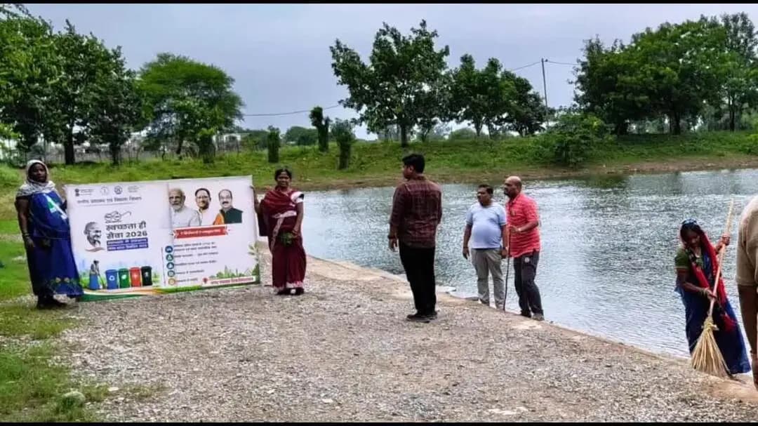 नवागढ़: सेवा मेरा योगदान: शिवरीनारायण और राहौद में श्रमदान से जल स्रोतों की सफाई, प्लास्टिक प्रदूषण के खिलाफ जागरूकता अभियान