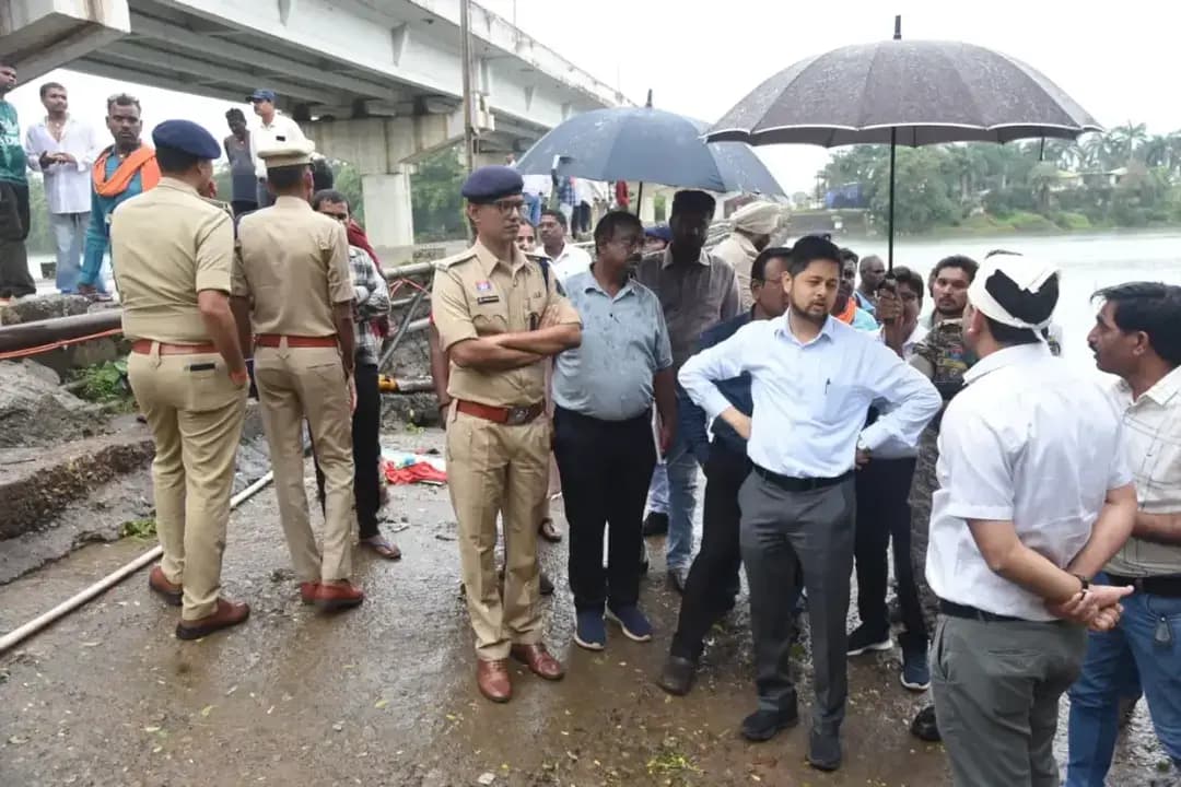 गणपति विसर्जन की तैयारियों का कलेक्टर-एसएसपी ने लिया जायजा
कल कलेक्टर श्री अभिजीत सिंह एवं वरिष्ठ पुलिस अधीक्षक श्री विजय अग्रवाल ने राजनांदगांव रोड स्थित शिवनाथ नदी गणपति विसर्जन स्थल का निरीक्षण कर व्यवस्थाओं की समीक्षा की।
अधिकारियों को क्रेन, बोट, नाविक, बेरियर, पंडाल, प्रकाश व्यवस्था, सुरक्षा एवं यातायात प्रबंधन सहित सभी आवश्यक व्यवस्थाएं सुनिश्चित करने के निर्देश दिए गए। साथ ही छोटी-बड़ी प्रतिमाओं के विसर्जन का क्रम निर्धारित करने और श्रद्धालुओं की सुविधा व सुरक्षा का विशेष ध्यान रखने कहा गया।
सुरक्षित, सुव्यवस्थित एवं सुगम गणपति विसर्जन के लिए जिला प्रशासन प्रतिबद्ध।
#GanpatiVisarjan #Durg #DistrictAdministration #ShivnathRiver #DurgPolice