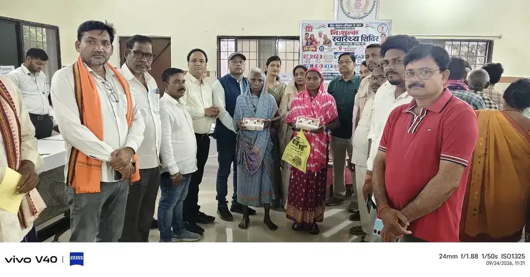सेवा संकल्प अभियान के तहत बरमकेला में आयोजित हेल्थ कैंप में क्षय रोगियों को पोषण आहार, कुष्ठ रोगियों को एमसीआर फुटवियर एवं सेल्फ केयर किट तथा पात्र हितग्राहियों को आयुष्मान कार्ड एवं आभा कार्ड का वितरण किया गया।
#SevaKe25Varsh
#SevaSankalpAbhiyan
#सेवा_संकल्प_अभियान
#Chhattisgarh
#sarangarhdistrict