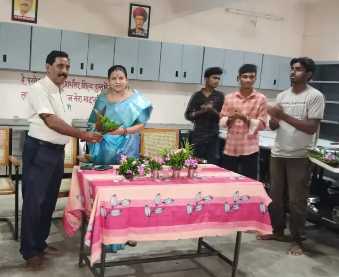 मुख्यमंत्री डॉ. मोहन यादव ने गुरुवार को प्रदेश के 106 जिला स्तरीय पिछड़ा वर्ग पोस्ट मैट्रिक बालक एवं कन्या छात्रावासों में नवनिर्मित मेस का वर्चुअली शुभारंभ किया। इन मेस का निर्माण 8 करोड़ 61 लाख रुपये की लागत से किया गया है। इस अवसर पर पिछड़ा वर्ग एवं अल्पसंख्यक कल्याण राज्यमंत्री (स्वतंत्र प्रभार) श्रीमती कृष्णा गौर भी उपस्थित रहीं।
भोपाल में आयोजित राज्य स्तरीय कार्यक्रम का सीधा प्रसारण अनूपपुर के पोस्ट मैट्रिक बालक एवं कन्या छात्रावास में विद्यार्थियों एवं संबंधित अधिकारियों द्वारा देखा गया। नवनिर्मित मेस सुविधा शुरू होने से छात्रावास में रह रहे विद्यार्थियों को भोजन व्यवस्था के लिए बेहतर एवं सुविधाजनक स्थान उपलब्ध होगा।
अनूपपुर जिले में इस सुविधा का लाभ 100 सीटर पिछड़ा वर्ग बालक छात्रावास एवं 50 सीटर पिछड़ा वर्ग बालिका छात्रावास में निवासरत विद्यार्थियों को मिलेगा। मेस के निर्माण से छात्रावासों में विद्यार्थियों के लिए भोजन व्यवस्था को अधिक व्यवस्थित बनाने में सुविधा होगी। इस अवसर पर जिला पंचायत उपाध्यक्ष श्रीमती पार्वती राठौर, सहायक आयुक्त जनजाति कार्य विभाग सुश्री सरिता नायक एवं बच्चें उपस्थित थे।
#anuppur
#JansamparkMP