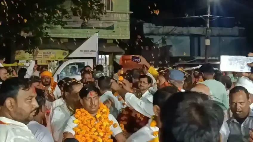 ➡️ सेवा संकल्प अभियान 2026
'सेवा संकल्प यात्रा' का बंडा में जनप्रतिनिधियों एवं नागरिकों ने किया भव्य स्वागत।
#jansamparkMP #sagar #AshirwadKaDiya #SevaSankalp2026