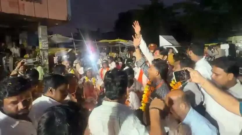 ➡️ सेवा संकल्प अभियान 2026
'सेवा संकल्प यात्रा' का बंडा में जनप्रतिनिधियों एवं नागरिकों ने किया भव्य स्वागत।
#jansamparkMP #sagar #AshirwadKaDiya #SevaSankalp2026