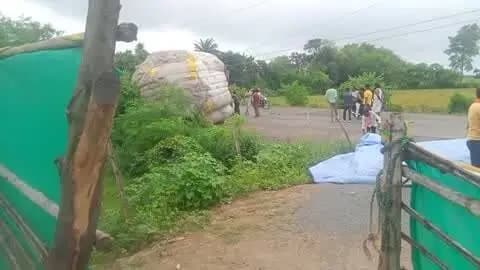 boshe se Bhari Hui darauli gaduria men road per palti Ghat bamuria
Vidisha national highway road per Bangla chaurahe s