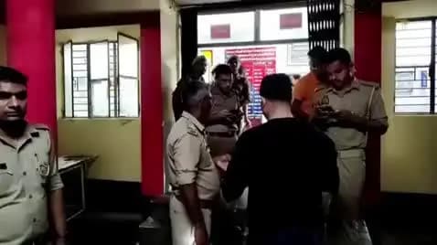 जौनपुर: हाईवे पर बैंक मैनेजर ने खुद को मारी गोली, कार डिवाइडर से टकराई, मौके से मिला सुसाइड नोट