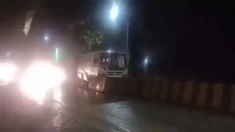 मछलीशहर: मछली शहर में एक रोडवेज अनुबंधित बस गुरुवार की देर रात डिवाइडर से टकराई, चार यात्री घायल, ड्राइवर फरार