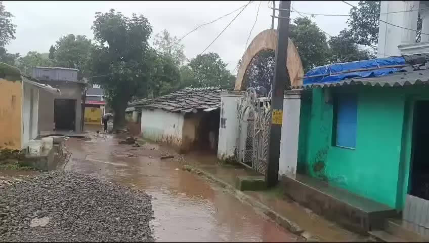 କୋରାପୁଟ: ସଦର ବ୍ଲକ ଅଧିନସ୍ଥ ମସ୍ତିପୁଟ ପଞ୍ଚାୟତ ଅନ୍ତର୍ଗତ ବଙ୍ଗଳା ଗୁଡା ଗାଁ ର ବିଯିତ୍ ଖୋସଲା ଙ୍କ ଘର ଲଗାଣ ବର୍ଷାରେ ଭୁଶୁଡି ପଡିଛି।