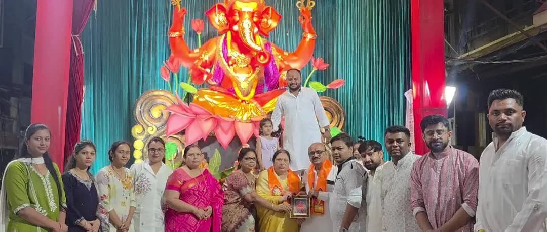 बुरहानपुर नगर: श्री समवेत मनोमय मित्र मंडल में भगवान श्री गणेश की स्थापना, अतिथियों ने ग्रहण की प्रसादी