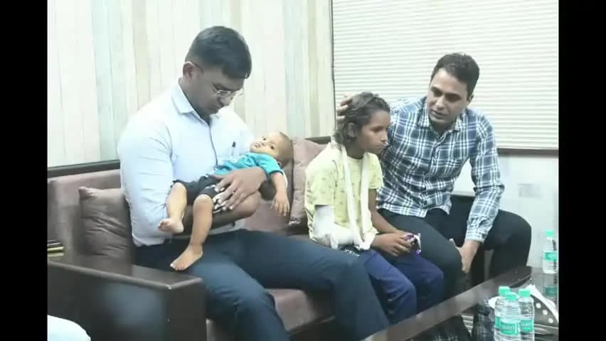 आज़मगढ़: शंभूपुर हत्याकांड में सांसद दरोगा सरोज ने पीड़ित के घर पहुंचकर मदद का आश्वासन दिया, एसपी ने एक माह का वेतन दिया