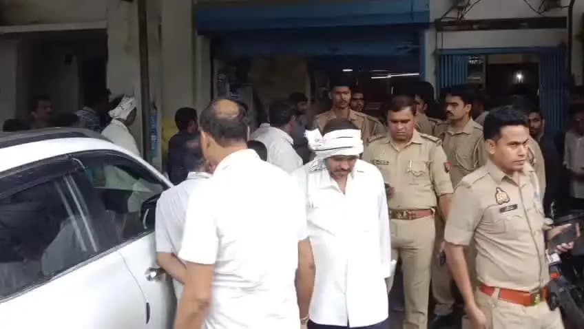 निज़ामाबाद: फरिहा स्थित ओम् ज्वैलर्स की दुकान में चोरों ने शटर को चांधकर घुसकर 100 ग्राम सोना और करीब 12 किलो चांदी चुरा ली