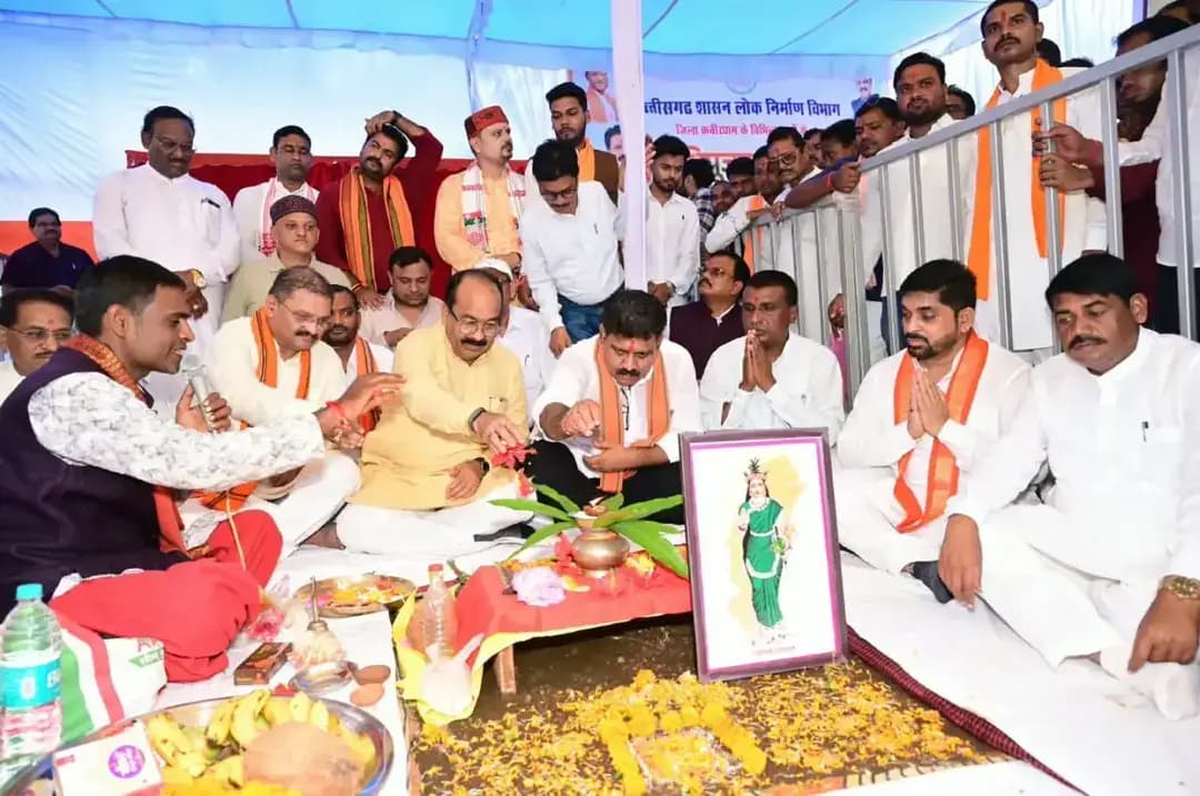 54 करोड़ की लागत से कवर्धा में बनेगी 7.8 किमी लंबी 4-लेन सड़क
उप मुख्यमंत्री श्री अरुण साव एवं उप मुख्यमंत्री श्री विजय शर्मा ने कवर्धा में राष्ट्रीय राजमार्ग-30 पर 54 करोड़ रुपए की लागत से 7.8 किलोमीटर सड़क को 4 लेन में विकसित करने के कार्य का भूमिपूजन किया। सड़क पर डिवाइडर का निर्माण होगा और रायपुर एवं बिलासपुर की ओर शहर के दोनों प्रवेश मार्गों पर भव्य प्रवेश द्वार बनाए जाएंगे, जिनमें कवर्धा की धार्मिक एवं सांस्कृतिक पहचान को दर्शाया जाएगा।
उप मुख्यमंत्री श्री अरुण साव ने कवर्धा सहित जिले के विभिन्न क्षेत्रों के लिए 8 करोड़ रुपए से अधिक के विकास कार्यों की सौगात दी। इनमें कवर्धा में सामुदायिक भवन एवं मटन मार्केट, बोड़ला में बाजार विस्थापन, सहसपुर लोहारा में गौरव पथ और पिपरिया में खेल मैदान के कार्य शामिल हैं।
उप मुख्यमंत्री श्री विजय शर्मा ने बताया कि कवर्धा में करीब 140 करोड़ रुपए के विभिन्न विकास कार्य स्वीकृत किए गए हैं। इनमें सड़क, शिक्षा, शहर विकास और धार्मिक-पर्यटन से जुड़े कार्य शामिल हैं। 4.5 करोड़ रुपए की लागत से नालंदा परिसर और 1.46 करोड़ रुपए से भोरमदेव परिसर के विकास कार्य भी किए जा रहे हैं।
मुख्यमंत्री श्री विष्णु देव साय के नेतृत्व में सुशासन सरकार सड़क, शिक्षा, पर्यटन और बुनियादी सुविधाओं के विस्तार के साथ कवर्धा के विकास को नई गति देने की दिशा में कार्य कर रही है।
#SushasanSarkar #सुशासन_सरकार #Kawardha #RoadDevelopment #Infrastructure